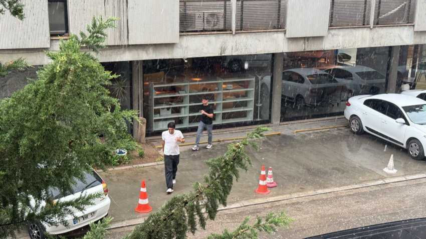 Yaz günü aniden bastıran sağanak vatandaşları hazırlıksız yakaladı - Resim: 4