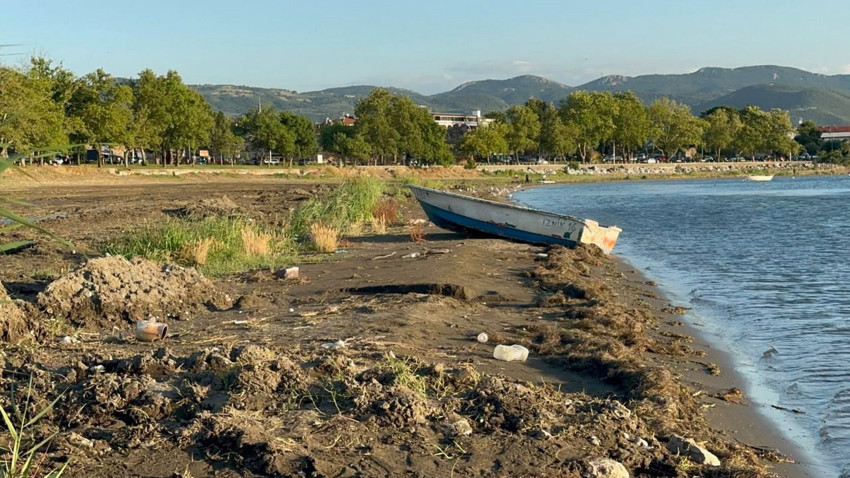 Sular çekildi, bir zamanların cennet gölü çocuklara futbol sahası oldu - Resim: 4