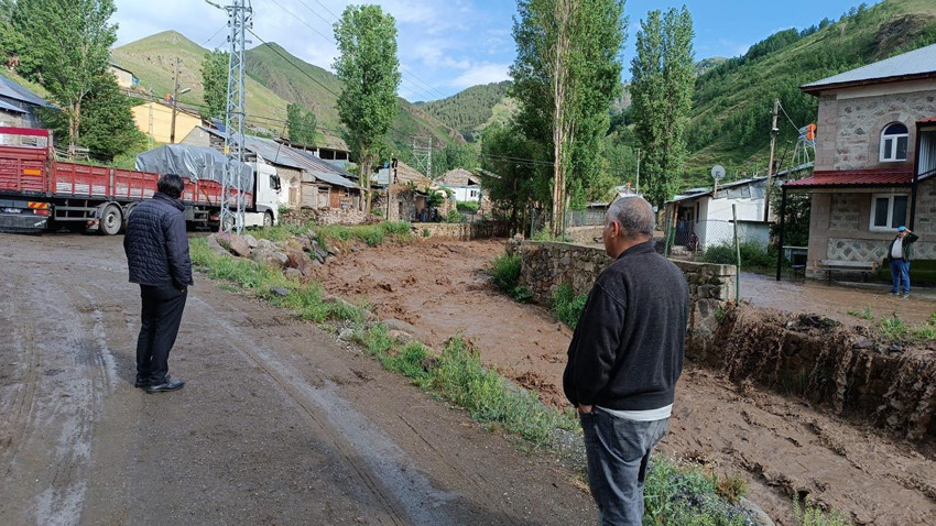Yaz ortasında sel vurdu; ev ve bahçeleri su bastı - Resim: 4