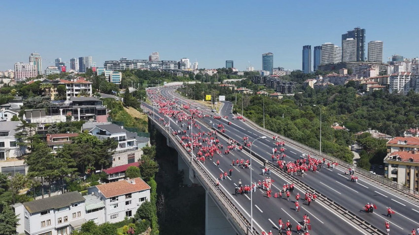 İstanbul'da 15 Temmuz Şehitler Köprüsü'nde 15 Temmuz'un 10. yılında binlerce kişi buluştu! - Resim: 4