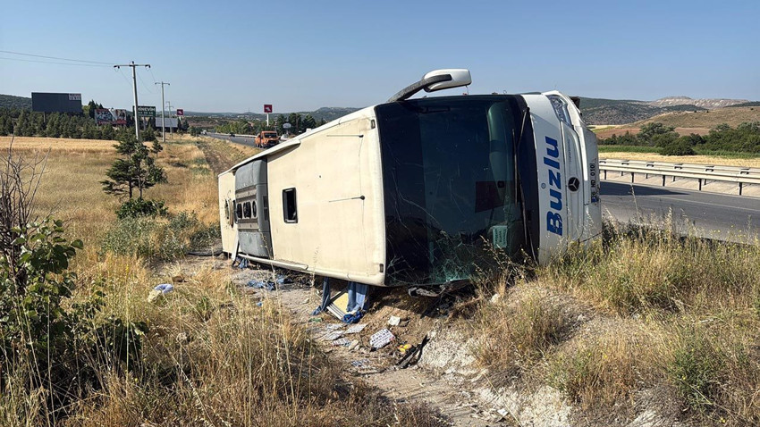 Şoförü uyuyakalan yolcu otobüsü şarampole devrildi: Yaralılar var - Resim: 3