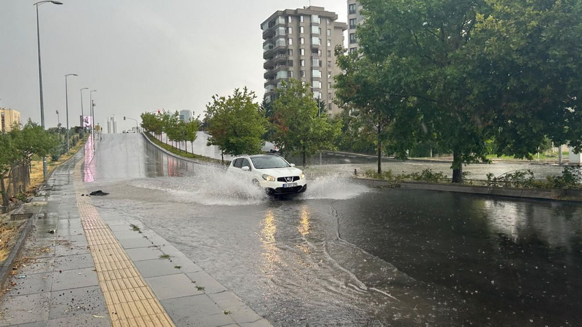 Ankara'yı sağanak ve sel vurdu: Bir araç çöken yola saplandı, başkent sular altında! - Resim: 2