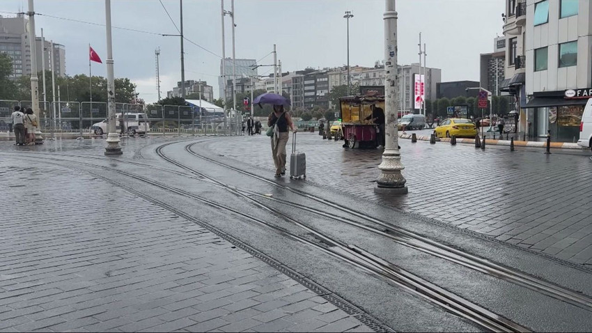 İstanbul'da sağanak yağış hayatı felç etti: Yollar göle döndü, alt geçitleri su bastı - Resim: 2