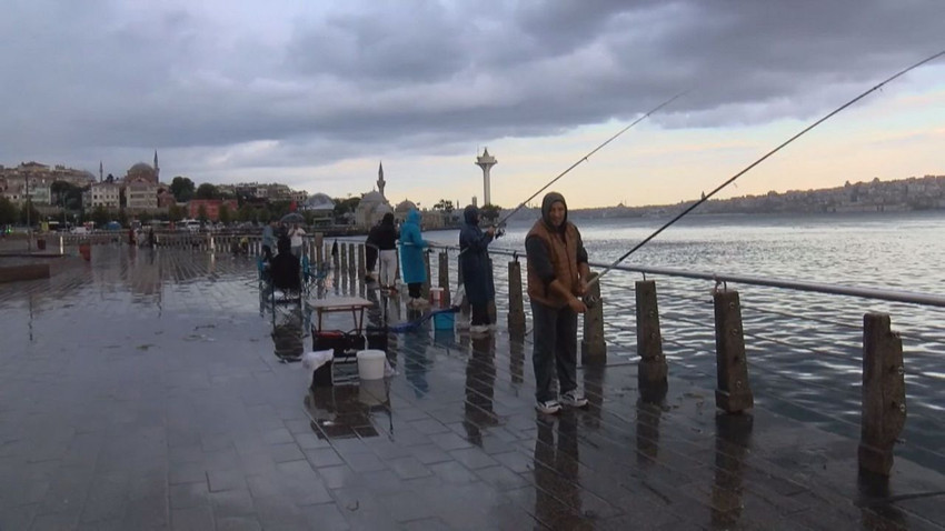 İstanbul'da sağanak yağış hayatı felç etti: Yollar göle döndü, alt geçitleri su bastı - Resim: 3