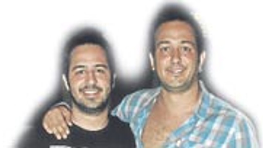 Kardeşi sanki Sarp apak’ın <font color=red>ikizi gibi</font> !