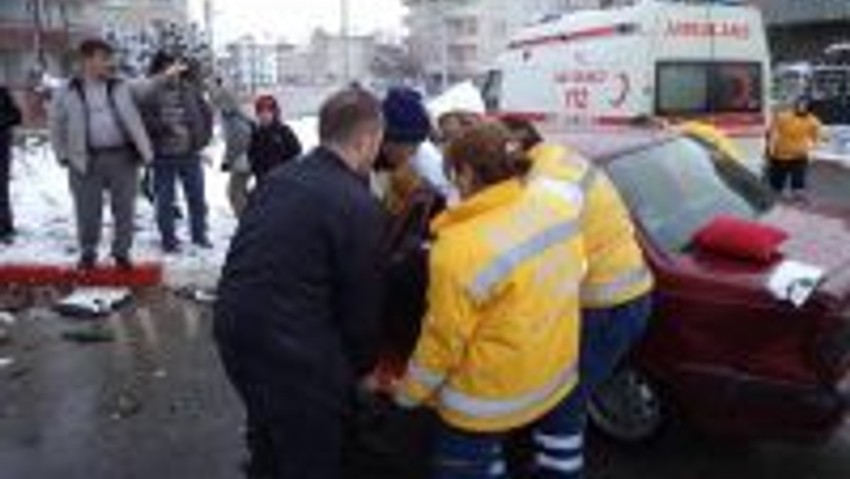 İnegölde Kaza: 3 Yaralı