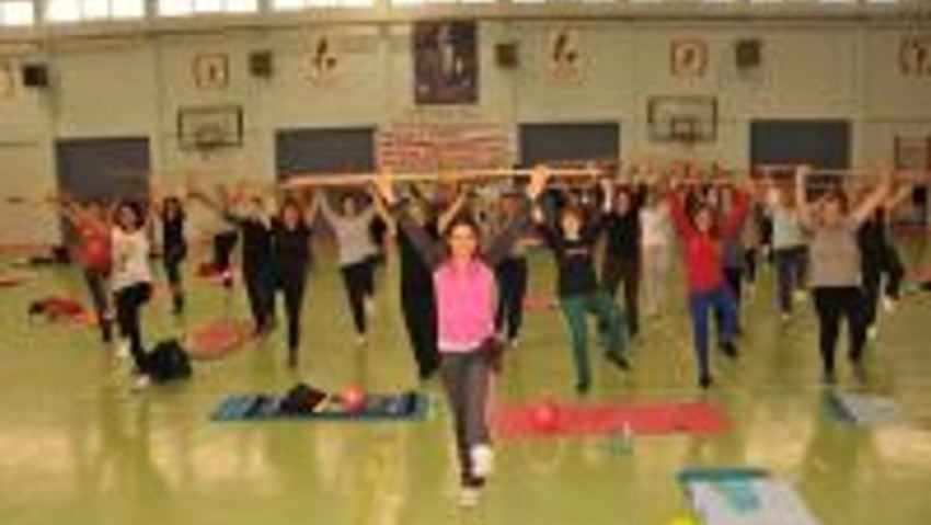 Kadınlar Ve Çocuklar Spor Yapmayı Sevdi
