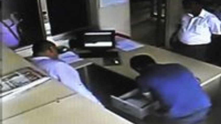 Polis karakoluna 'kumar' baskını
