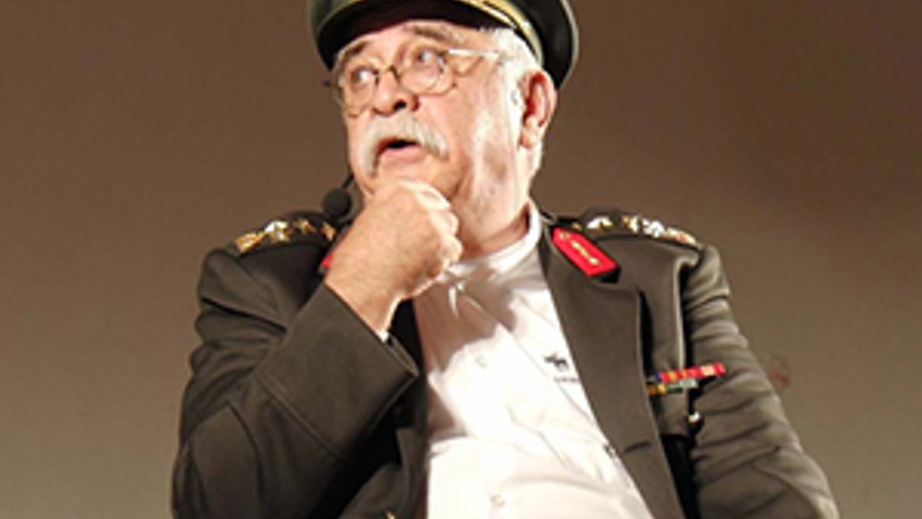 Levent Kırca Başbakan Erdoğan'ı topa tuttu !