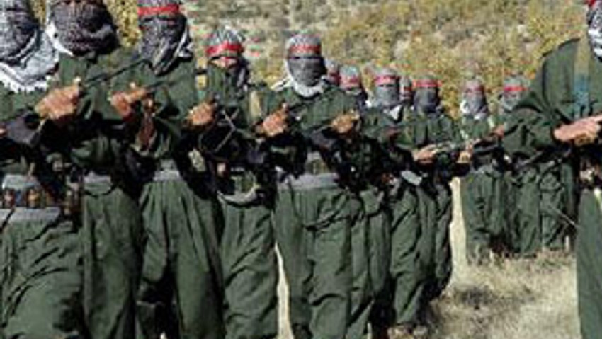PKK yol kesip araç yaktı, 4 askeri kaçırdı