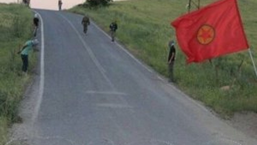 Dağdan inip... PKK yol kesip kimlik kontrolü yaptı !