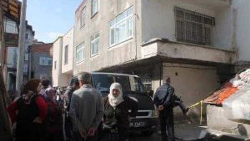 Engelli Ayakkabı Boyacısı, Evinde Bıçaklanarak Öldürüldü