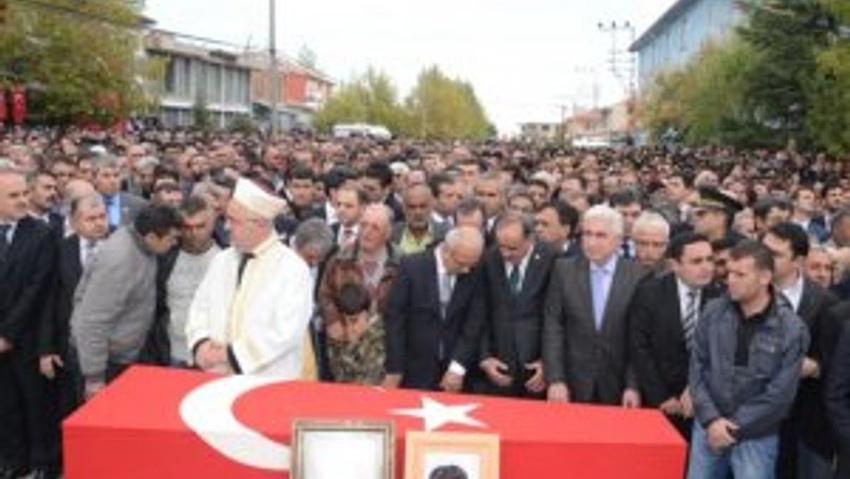 Şehit cenazesinde ortalık karıştı
