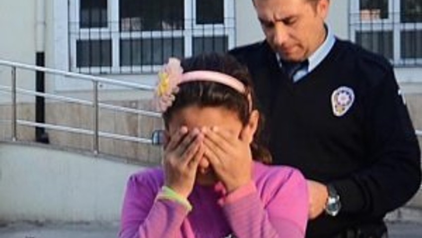 Küçük kızı okula kilitlediler