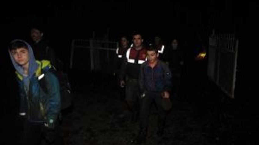 Öğrenci Kafilesi Çınarcıkta Sis Nedeniyle Yolunu Kaybetti (3)