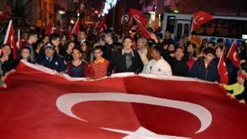 Salihlide Binlerce Kişi Türkiyem Şarkısıyla Yürüdü