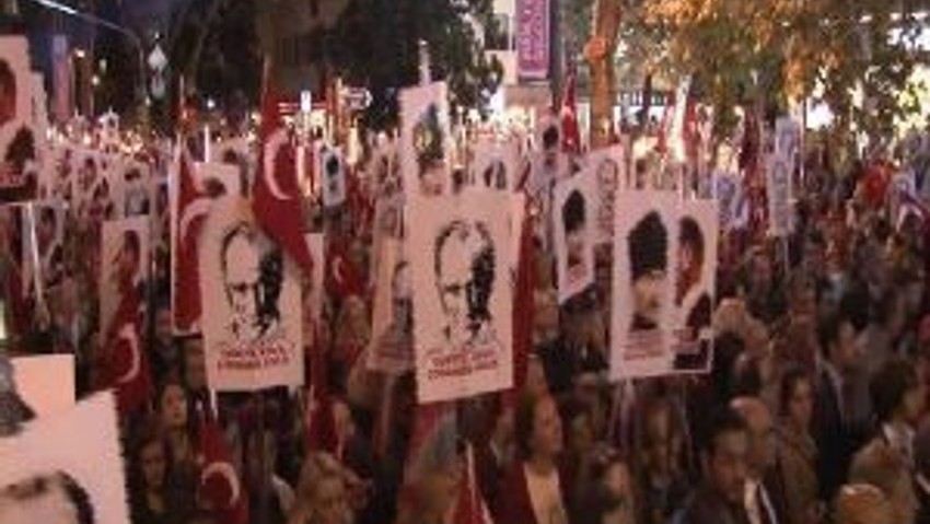 Kılıçdaroğlu, Kadıköydeki Büyük Cumhuriyet Yürüyüşüne Katıldı