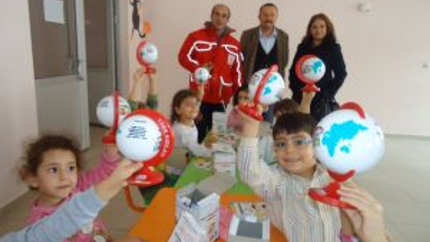 Türk Kızılayı’ndan Minik Öğrencilere Hediye Sürprizi