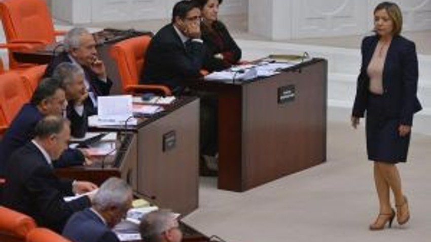 Pervin Buldan, Dilek Akagün Yılmazın Kıyafetini Dikkatle Süzdü