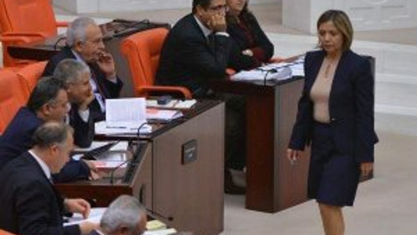 Kıyafetini dikkatle süzdü