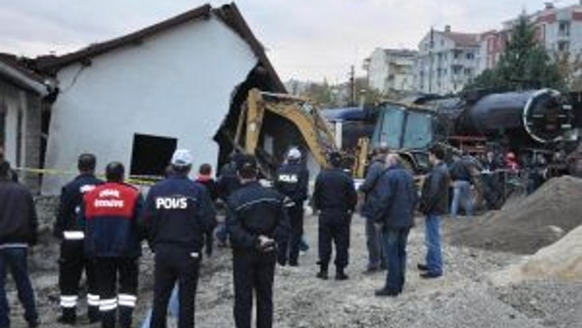 Uşakta Tarihi Bina Çöktü: 1 İşçi Öldü