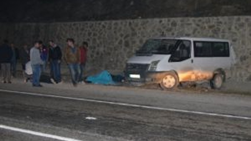 Kozanda işçileri taşıyan minibüs yoldan çıktı, 12 işçi yaralandı