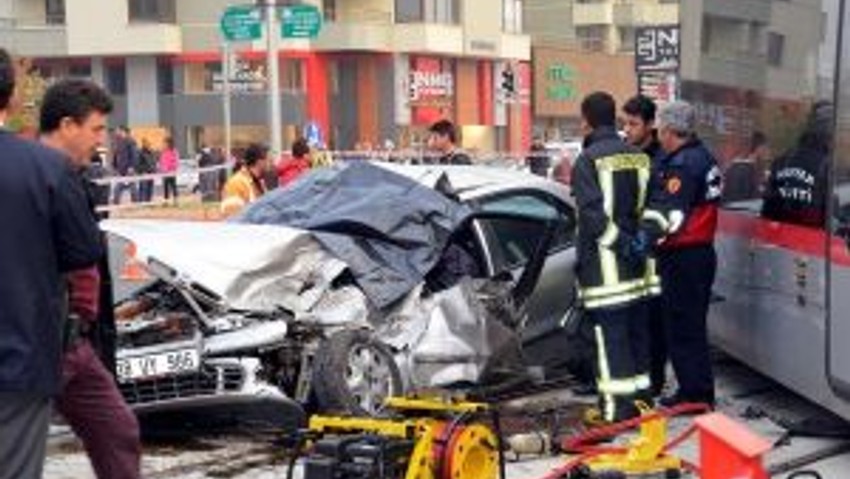 Tramvaya Çarpan Otomobilin Sürücüsü Öldü