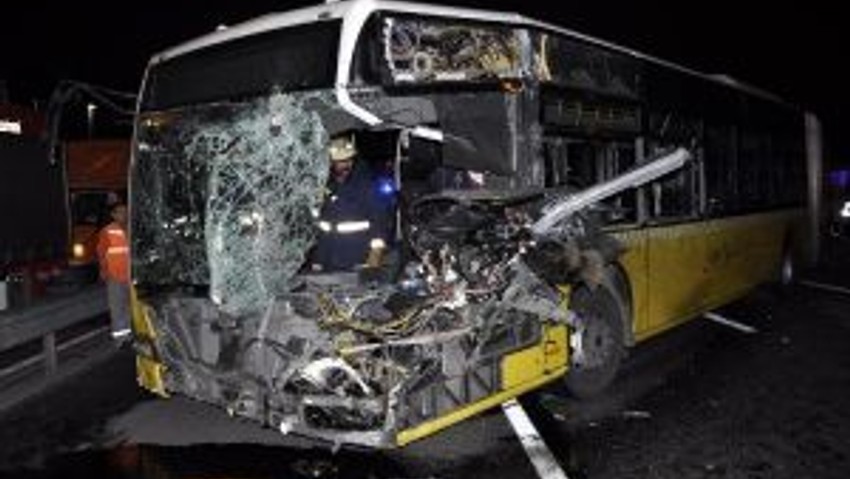 Metrobüs İle Minibüs Kafa Kafaya Çarpıştı; İkisi Ağır 14 Yaralı