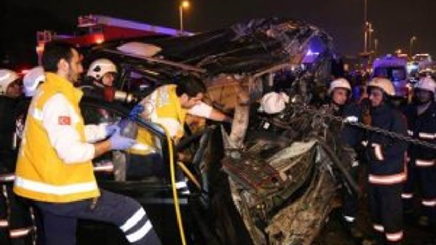 Metrobüs minibüsle çarpıştı: 1 ölü !
