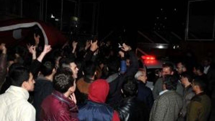 Tutuklanan Üniversitelileri Sloganlarla Karşıladılar
