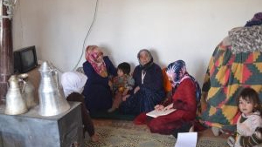 Özalp Kaymakamlığı Aile Kültür Merkezi Çalışanları Ev Ziyaretlerine Devam Ediyor