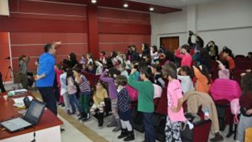 Neü Çocuk Korosu Çalışmalarını Sürdürüyor