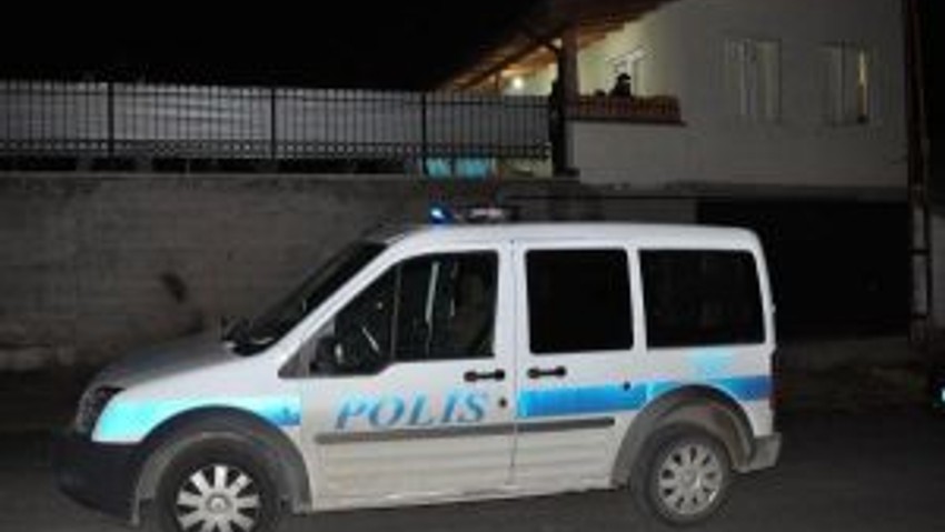 Medikalci Yazlıkta Kendini Astı