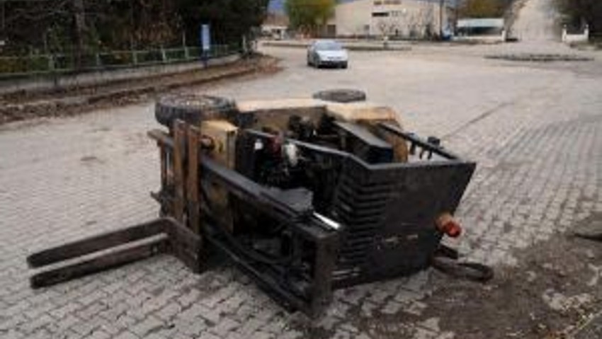 Devrilen Forkliftin Altında Can Verdi