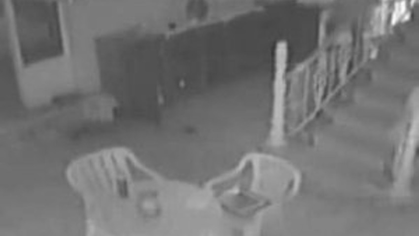 Okuldan kaçıp villayı talan ettiler