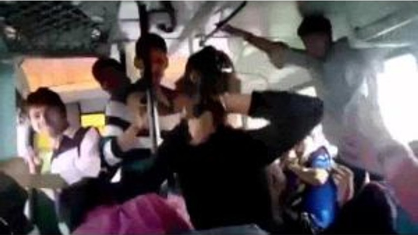 2 Kız Kardeş Otobüste Tacizcileri Kemerle Dövdü