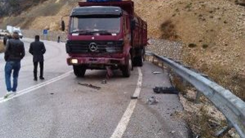 Otomobil İle Kamyon Çarpıştı: 1 Ölü