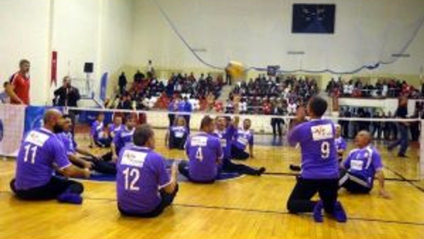 Belediye Meclis Üyeleri, Engelliler İle Oturarak Voleybol Oynadı