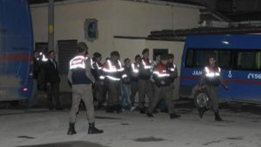 Cezaevi Yönetimine Tepki Gösteren Tutuklular Yatakları Yaktı