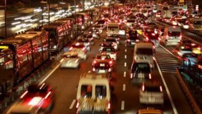 Dökülen bıçaklar trafiği felç etti