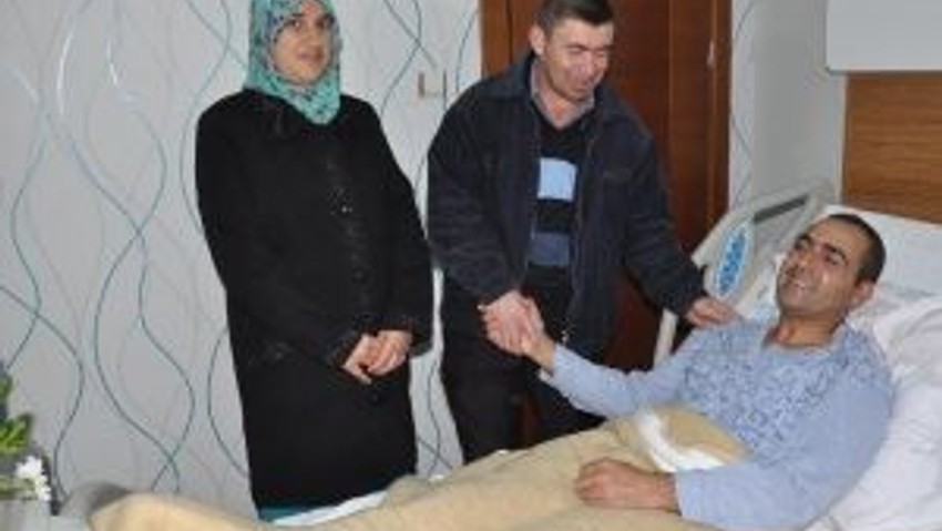 7nci Kattan Düşen Ecrinin Anne Ve Babası Kızlarını Kurtaran Kahraman İşçiyi Hastanede Ziyaret Etti