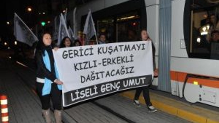 Liselilerden Eğitim Bir-sene Yumurtalı Protesto