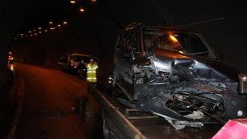Kozluda Tünelde Kamyonetle Otomobil Çarpıştı: 4 Yaralı