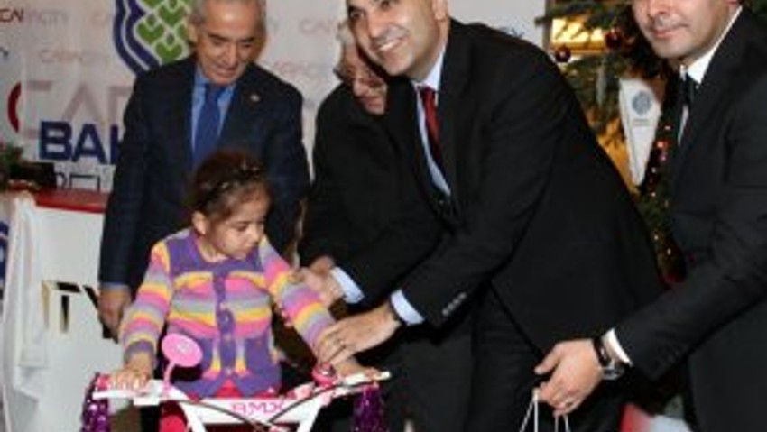 Dilek ağacı, çocukları yeni yıl öncesi sevindirdi