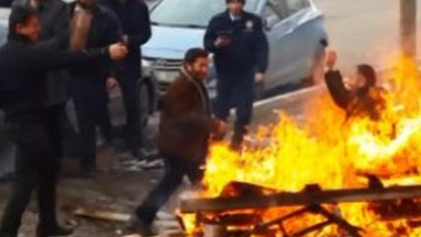 Eylemci kendini ateşe attı !