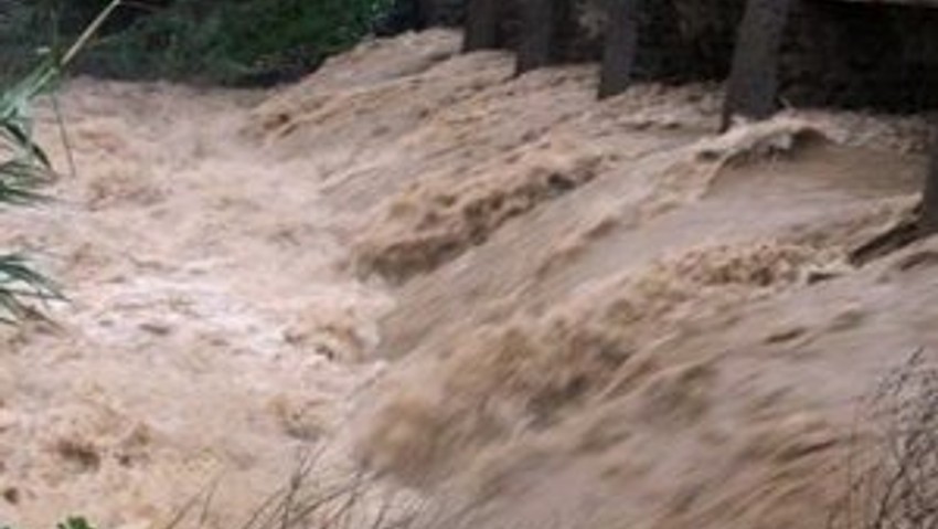 Hatay'da sel yollarda bıraktı