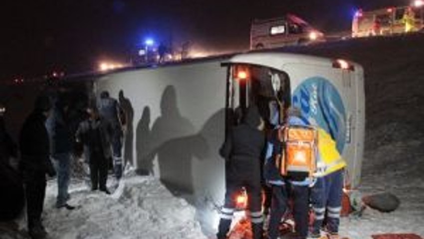 Erzincan’da yolcu otobüsü devrildi: 1 ölü, 45 yaralı
