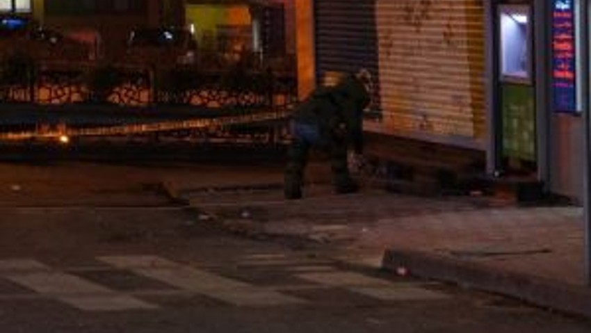 Banka önüne bırakılan paket bomba paniğine yol açtı