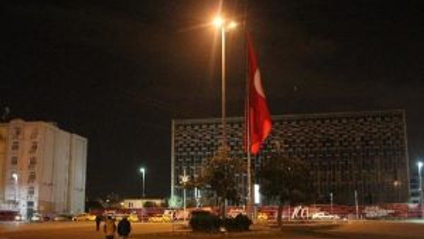 Taksimdeki Dev Türk Bayrağı Yarıya İndi