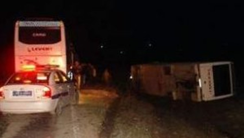 İşçi servisi devrildi: 12 yaralı